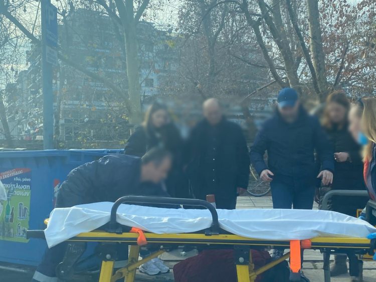 Αναστάτωση στο κέντρο των Τρικάλων | Γυναίκα σκόνταψε και τραυματίστηκε