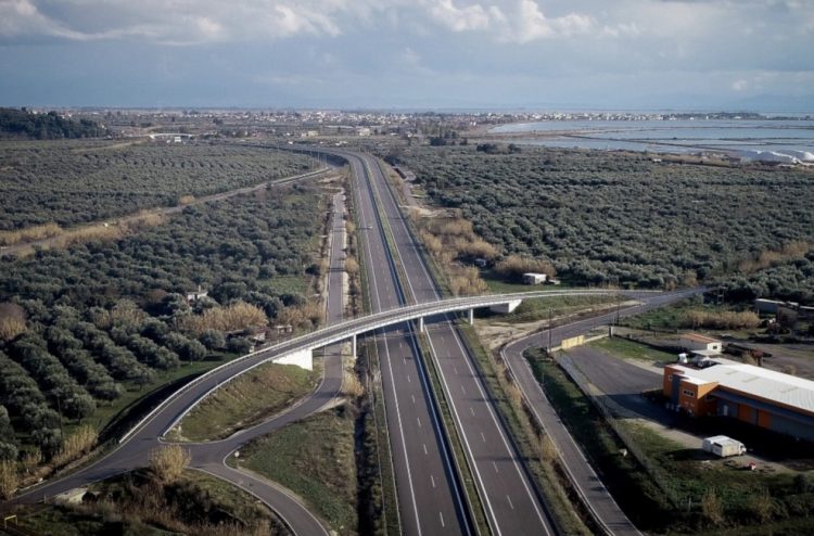 Ξέχασε τη γυναίκα του στις τουαλέτες, οδήγησε 50 χλμ και στα διόδια έκανε αναστροφή για να την βρει