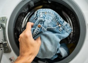 Γιατί πρέπει να βάζετε ξύδι και ζάχαρη στο πλυντήριο όταν πλένετε τα τζιν σας