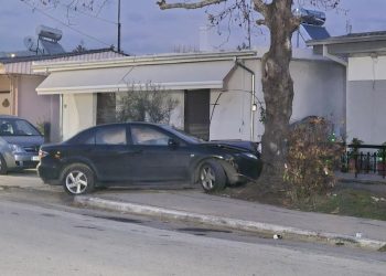 Αυτοκίνητο καρφώθηκε σε δέντρο στα Σεισμόπληκτα