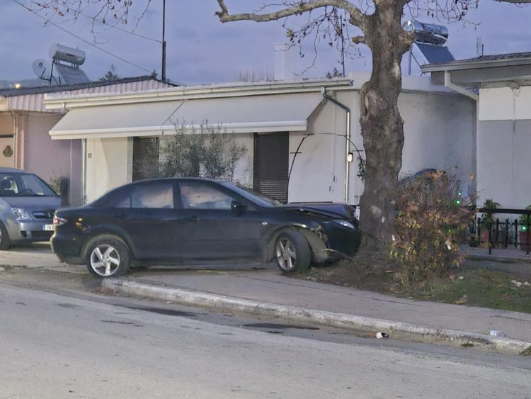 Αυτοκίνητο καρφώθηκε σε δέντρο στα Σεισμόπληκτα