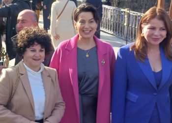 Θεοφάνεια στα Τρίκαλα | Colour Blocking και Total Black – Οι Εμφανίσεις που έκλεψαν την παράσταση