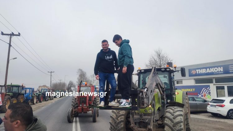 Μαγνησία: Οι αγρότες έκλεισαν την παλιά εθνική οδό στον Ριζόμυλο (ΕΙΚΟΝΕΣ)