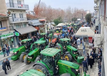 Εισβολή των αγροτών με τα τρακτέρ στην πόλη των Τρικάλων (VIDEO)