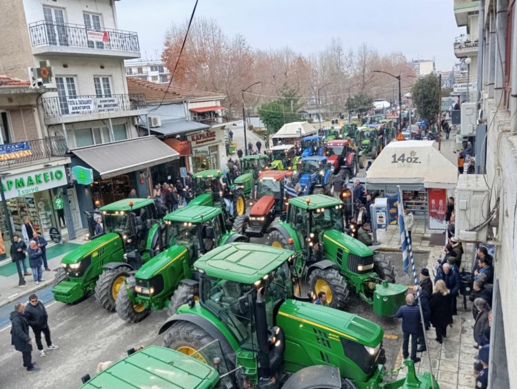 Εισβολή των αγροτών με τα τρακτέρ στην πόλη των Τρικάλων (VIDEO)