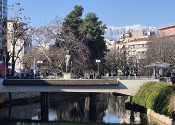 Χειμωνιάτικο τοπίο στα Τρίκαλα: Ο Ασκληπιός, το ποτάμι και χιονισμένα βουνά που κλέβουν την παράσταση!