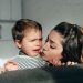 Όταν το παιδί απορρίπτει την τρυφερότητά σας – Γιατί συμβαίνει και πώς να το διαχειριστείτε