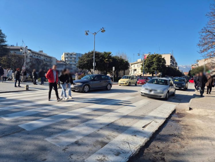 Τρίκαλα: Η πιο… ευγενική πόλη της Ελλάδας – Εδώ οι οδηγοί σταματούν πάντα στις διαβάσεις