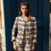 Collarless jacket: Tα πανωφόρια χωρίς γιακά κάνουν take over στη ντουλάπα του 2025