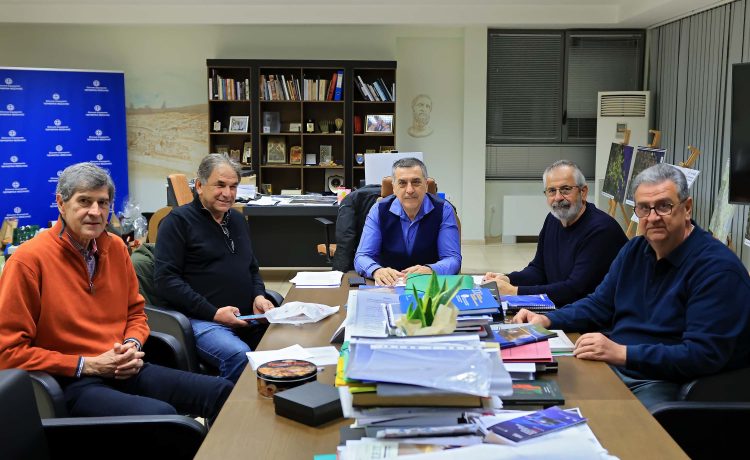 Στο επίκεντρο η κατασκευή των νέων κλειστών γυμναστηρίων που προχωρά η Περιφέρεια