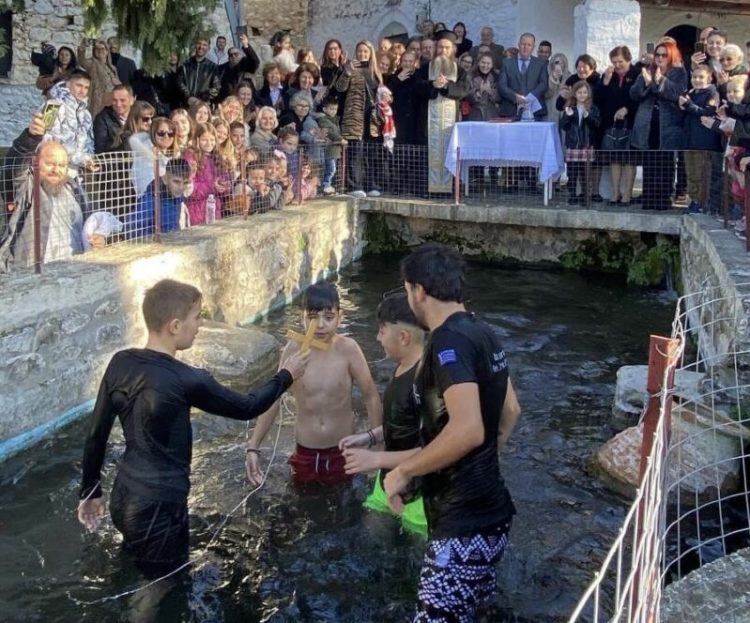 Θεοφάνεια 2025 και ρίψη του τιμίου σταυρού στο Γριζάνο Τρικάλων: Ένα Έθιμο που Ενώνει την Κοινότητα