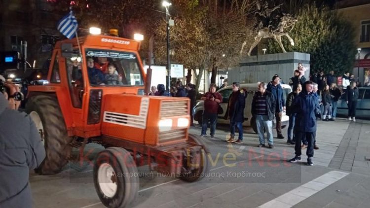 Δυναμικό συλλαλητήριο με τρακτέρ στο κέντρο της Καρδίτσας (ΕΙΚΟΝΕΣ)