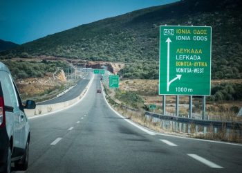 Ιόνια Οδός: Ξέχασε τη γυναίκα του στις τουαλέτες, οδήγησε 50 χλμ και στα διόδια έκανε αναστροφή για να την βρει