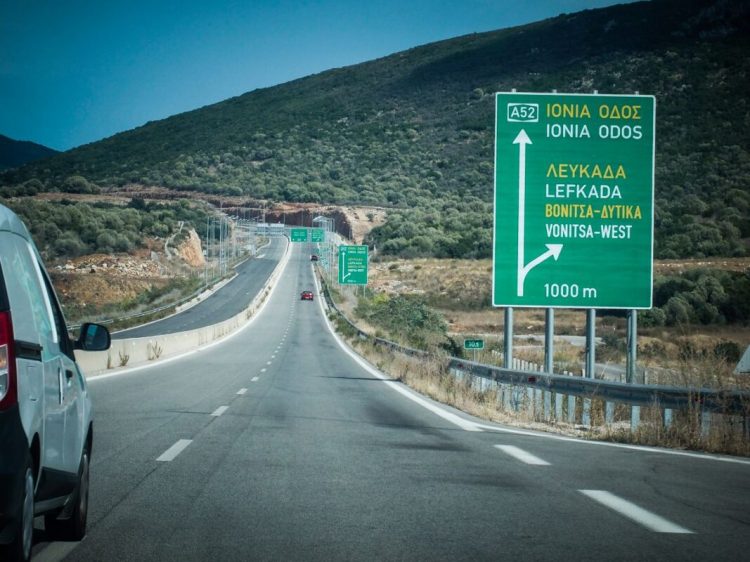 Ιόνια Οδός: Ξέχασε τη γυναίκα του στις τουαλέτες, οδήγησε 50 χλμ και στα διόδια έκανε αναστροφή για να την βρει