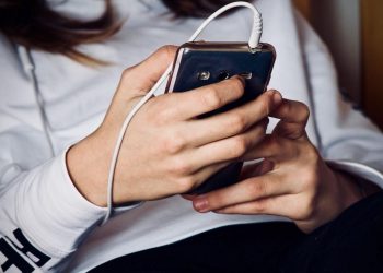 Διαγράψτε το αμέσως από το τηλέφωνό σας – Ενεργοποιεί την κάμερα και σας παρακολουθεί