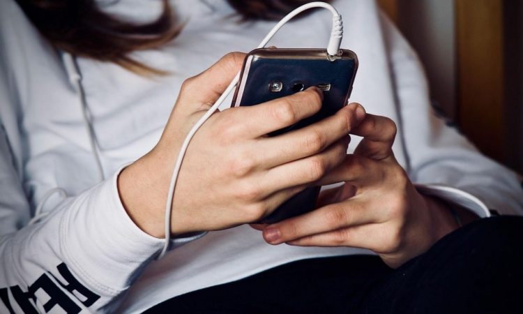 Διαγράψτε το αμέσως από το τηλέφωνό σας – Ενεργοποιεί την κάμερα και σας παρακολουθεί