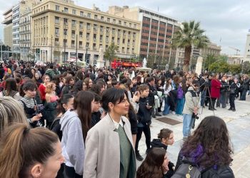 Η Τομεάρχης Πολιτισμού και Αθλητισμού του ΣΥΡΙΖΑ-ΠΣ, κ. Μαρίνα Κοντοτόλη, στην κινητοποίηση για τα Μουσικά και Καλλιτεχνικά Σχολεία»
