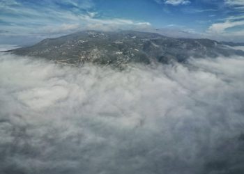 ΜΟΝΑΔΙΚΟ: Δείτε τον λαρισαϊκό κάμπο τυλιγμένο σε παχύ πέπλο ομίχλης (ΕΙΚΟΝΕΣ)