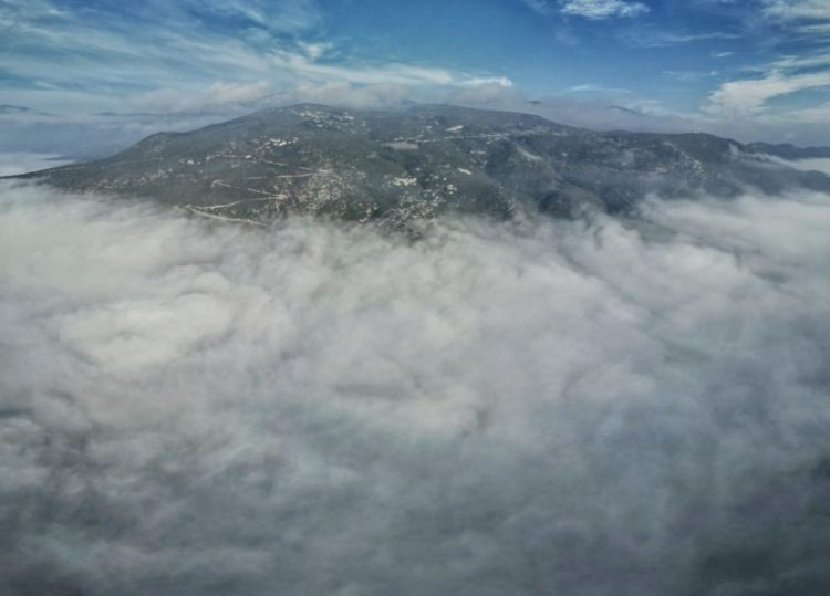 ΜΟΝΑΔΙΚΟ: Δείτε τον λαρισαϊκό κάμπο τυλιγμένο σε παχύ πέπλο ομίχλης (ΕΙΚΟΝΕΣ)