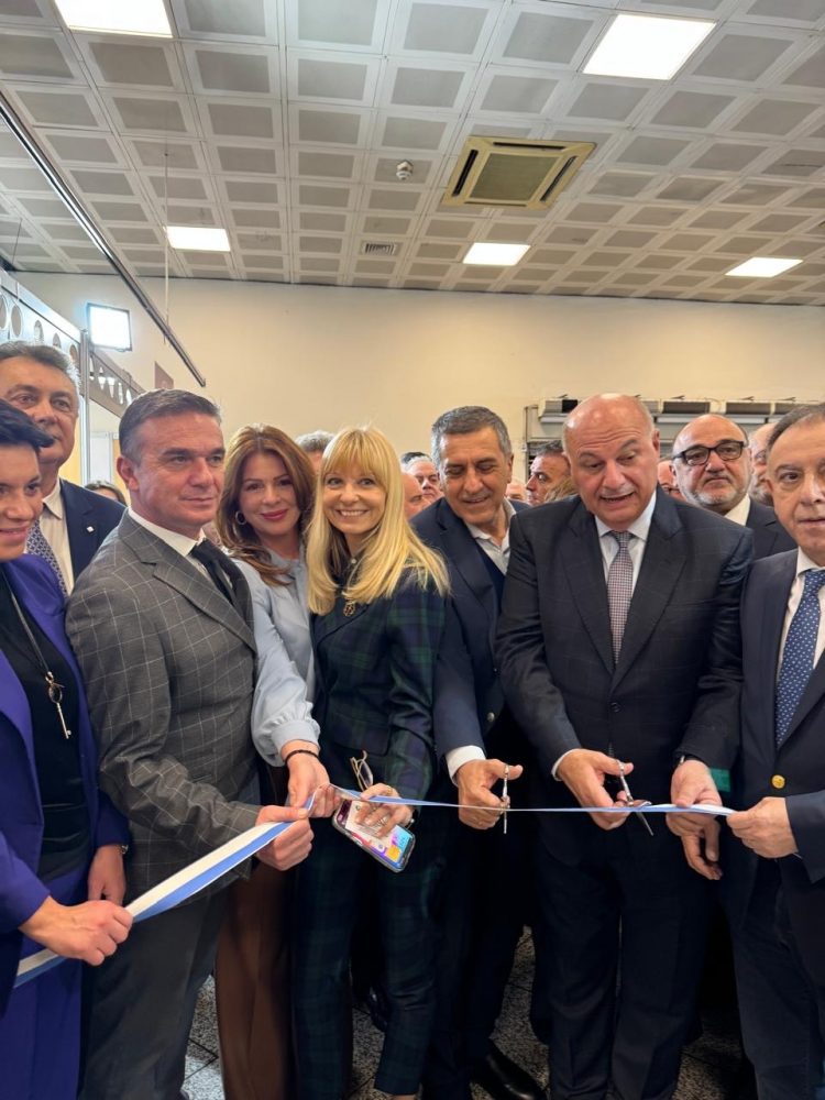 Από την έκθεση προϊόντων της Θεσσαλικής γης η Υφυπουργός Κοινωνικής Συνοχής και Οικογένειας, Κατερίνα Παπακώστα υπογράμμισε τον στρατηγικό ρόλο των προϊόντων ΠΟΠ-ΠΓΕ στην ανάδειξη της αγροτικής ταυτότητας της Θεσσαλίας