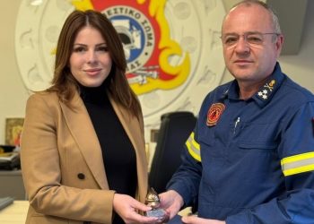 Για την εξασφάλιση καλαθοφόρου πυροσβεστικού οχήματος στα Τρίκαλα, συζήτησε με τον Αρχηγό της Πυροσβεστικής, η Υφυπουργός Κοινωνικής Συνοχής και Οικογένειας, Κατερίνα Παπακώστα-Παλιούρα