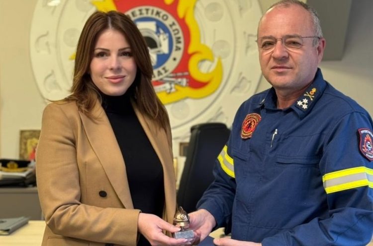 Για την εξασφάλιση καλαθοφόρου πυροσβεστικού οχήματος στα Τρίκαλα, συζήτησε με τον Αρχηγό της Πυροσβεστικής, η Υφυπουργός Κοινωνικής Συνοχής και Οικογένειας, Κατερίνα Παπακώστα-Παλιούρα