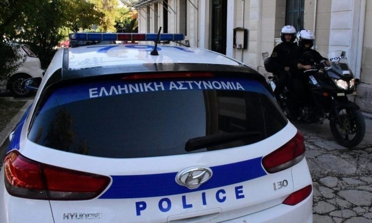 Αχαΐα: 23χρονη απείλησε με μαχαίρι τη μητέρα της – Αναζητείται από την αστυνομία