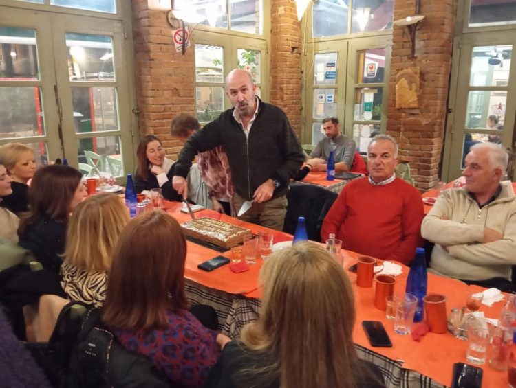 Σε ζεστή ατμόσφαιρα η κοπή πίτας των εκπαιδευτικών του Δημοτικού Σχολείου Ταξιαρχών στα Μεζεδοκαμώματα