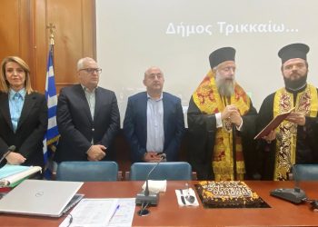 Έκοψαν την πίτα και αντάλλαξαν ευχές τα μέλη του δημοτικού συμβουλίου Τρικκαίων