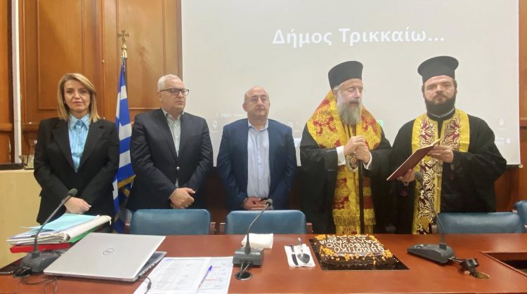 Έκοψαν την πίτα και αντάλλαξαν ευχές τα μέλη του δημοτικού συμβουλίου Τρικκαίων