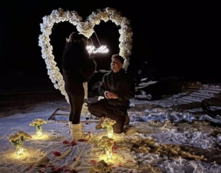 Ρομαντική πρόταση γάμου με φόντο τα χιονισμένα έλατα στο Περτούλι
