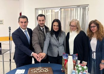Μαζί με το προσωπικό και τους φιλοξενούμενους του Θεραπευτηρίου Χρονίων Παθήσεων ο Κώστας Σκρέκας στην κοπή της Πρωτοχρονιάτικης πίτας