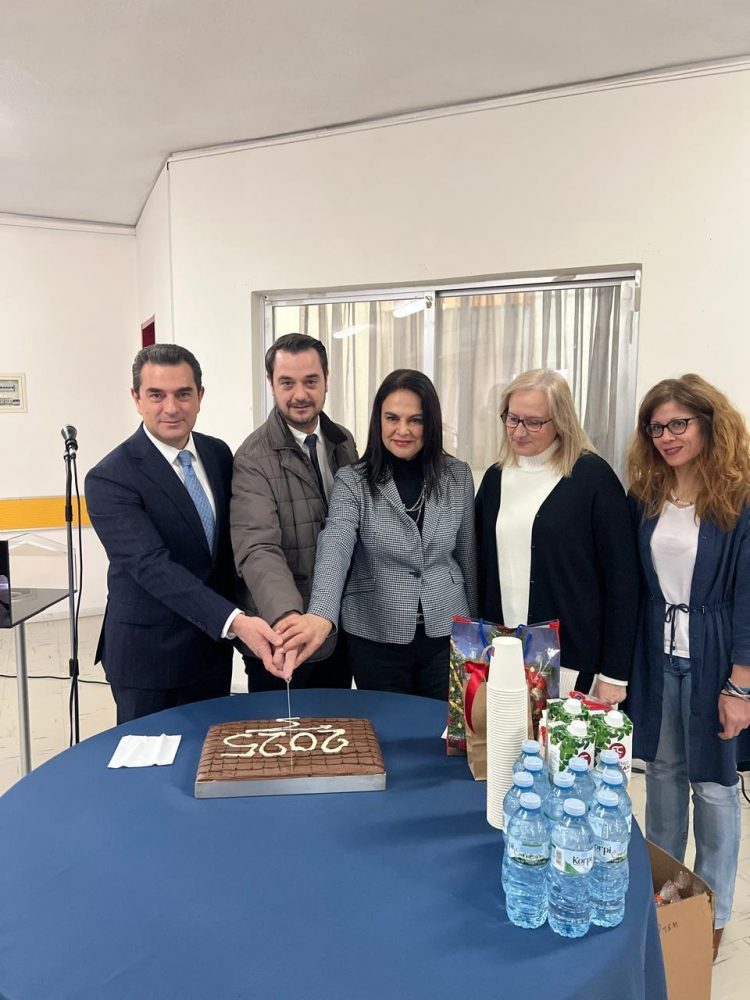Μαζί με το προσωπικό και τους φιλοξενούμενους του Θεραπευτηρίου Χρονίων Παθήσεων ο Κώστας Σκρέκας στην κοπή της Πρωτοχρονιάτικης πίτας