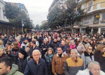 Μαζική συγκέντρωση στα Τρίκαλα για τα θύματα των Τεμπών