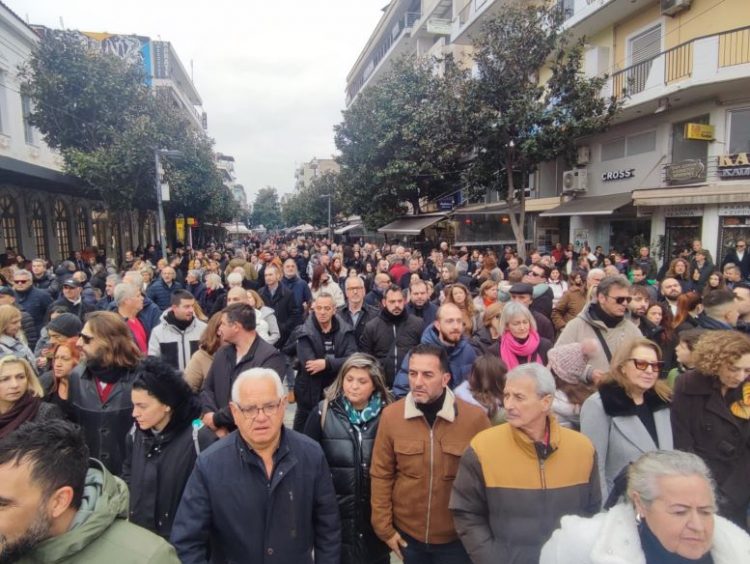 Μαζική συγκέντρωση στα Τρίκαλα για τα θύματα των Τεμπών