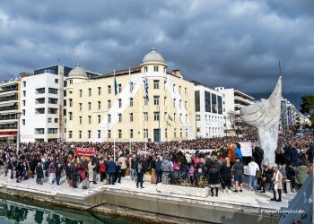 “Βούλιαξε” ο Βόλος στην πορεία για τα ματωμένα Τέμπη (ΦΩΤΟ)