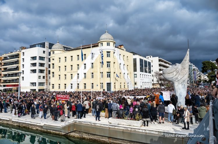 “Βούλιαξε” ο Βόλος στην πορεία για τα ματωμένα Τέμπη (ΦΩΤΟ)