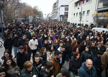 Τεράστια “θάλασσα” λαού στην Λάρισα για το έγκλημα των Τεμπών (ΦΩΤΟ)