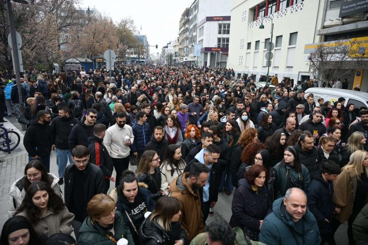 Τεράστια “θάλασσα” λαού στην Λάρισα για το έγκλημα των Τεμπών (ΦΩΤΟ)