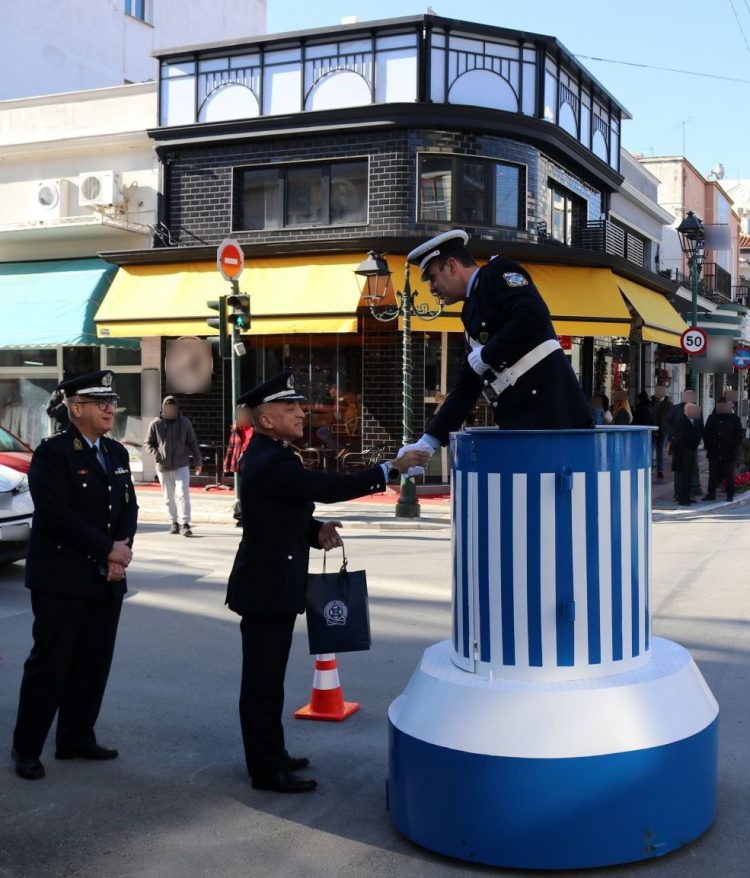 Συμβολική προσφορά δώρων σε τροχονόμο
