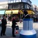 Συμβολική προσφορά δώρων σε τροχονόμο