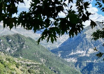 «Μπαλκόνι» στο Αιγαίο: Το πανέμορφο χωριό της Λάρισας που είναι χτισμένο σε υψόμετρο 600 μέτρων
