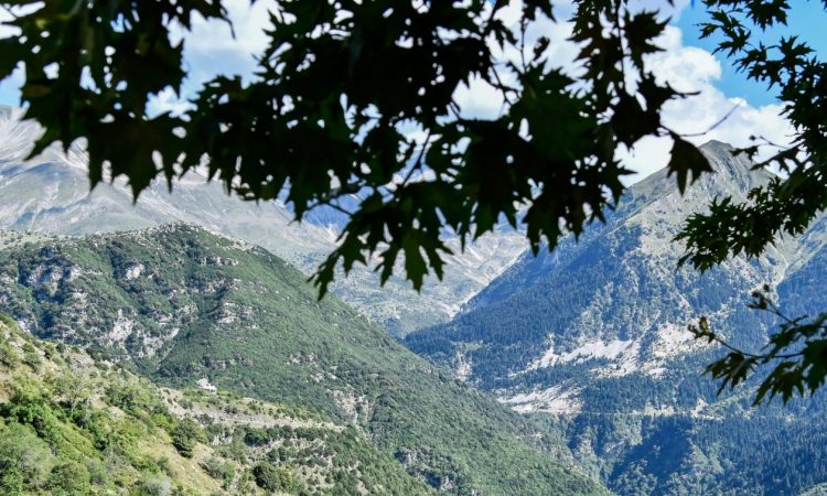 «Μπαλκόνι» στο Αιγαίο: Το πανέμορφο χωριό της Λάρισας που είναι χτισμένο σε υψόμετρο 600 μέτρων