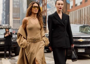 Τα 5 staples της άνοιξης του 2025 σύμφωνα με το street style