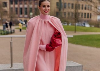 Ροζ φόρεμα: Το είδαμε στα FW25 catwalks και μόλις έγινε η top επιλογή του street style