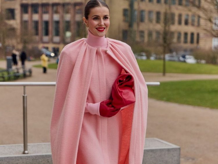 Ροζ φόρεμα: Το είδαμε στα FW25 catwalks και μόλις έγινε η top επιλογή του street style
