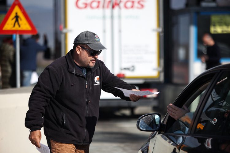 Μακρυχώρι Λάρισας: Αγρότες σήκωσαν τις μπάρες στα διόδια (ΕΙΚΟΝΕΣ)