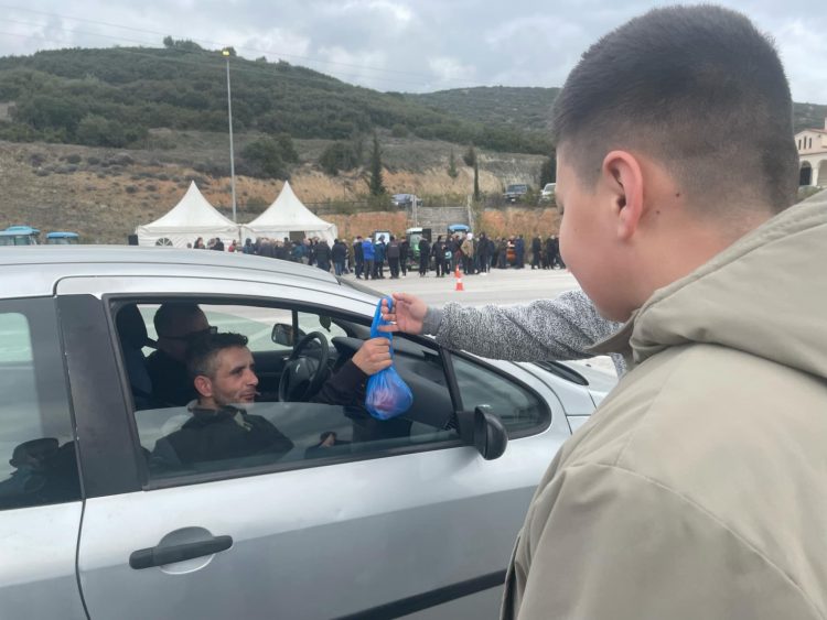 Αγιά Λάρισας: Χάρισαν προϊόντα οι… εξεγερμένοι αγρότες! (ΕΙΚΟΝΕΣ)