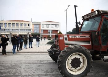 Λάρισα: Τα τρακτέρ έφθασαν μέχρι την… πόρτα του Δημήτρη Κουρέτα! (ΕΙΚΟΝΕΣ)
