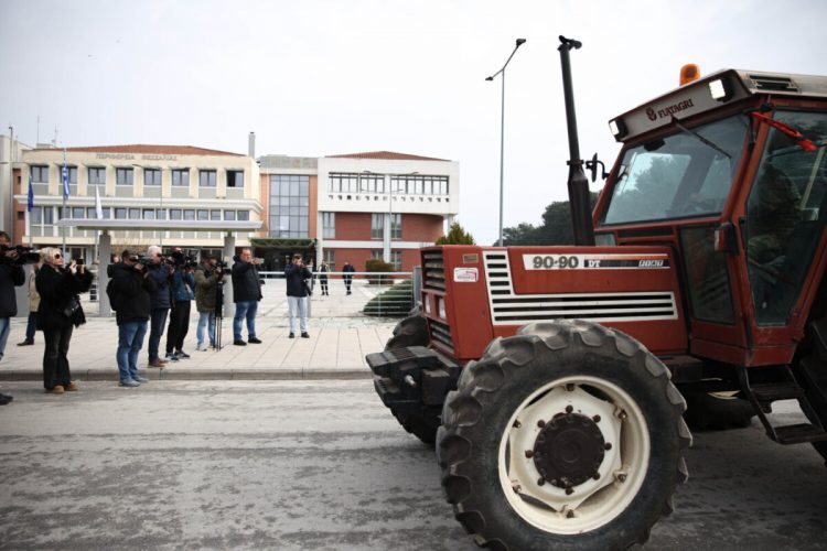 Λάρισα: Τα τρακτέρ έφθασαν μέχρι την… πόρτα του Δημήτρη Κουρέτα! (ΕΙΚΟΝΕΣ)